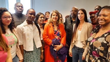 L'acteur américain  Forest Whitaker a visité le centre de formation géré par sa fondation Whitaker Peace & Development Initiative à Aubervilliers (Seine-Saint-Denis), le 12 mai 2023. La maire de la ville Karine Franclet est à sa gauche. (Alain Gastal / France info)