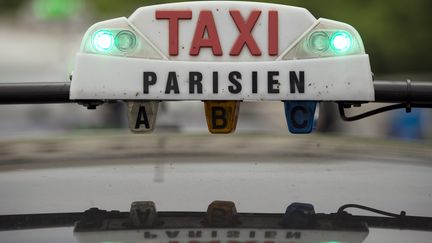 Un taxi parisien en avril 2014. (LIONEL BONAVENTURE / AFP)