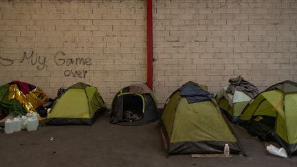 Des migrants vivent dans des conditions précaires&nbsp;sur un&nbsp;campement à Calais (Pas-de-Calais), le 2 juin 2021. (MATTEO PLACUCCI / HANS LUCAS / AFP)