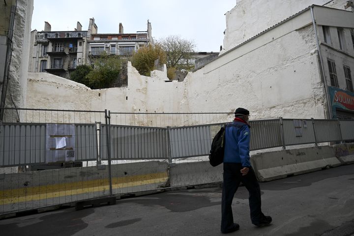 L'effondrement de trois immeubles&nbsp;rue d'Aubagne&nbsp;à Marseille qui a fait huit victimes le 5 novembre 2018 a laissé un trou béant, le 3 novembre 2020. (NICOLAS TUCAT / AFP)