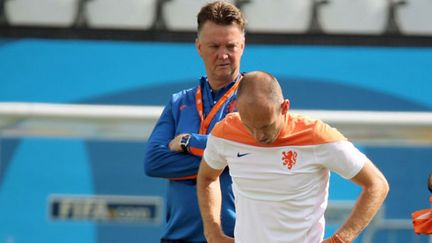 Le joueur néerlandais Arjen Robben sous les yeux de son sélectionneur Luis Van Gaal