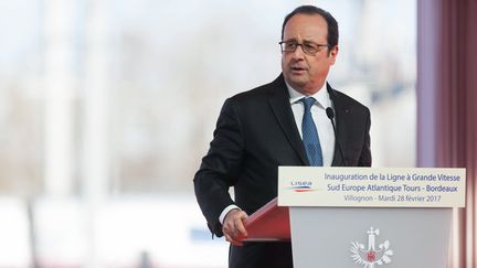 François Hollande, président de la République pendant son discours sur l'inauguration de la ligne "Sud Europe Atlantique", à Villognon (Charente), le 28 février 2017. (YOHAN BONNET / AFP)