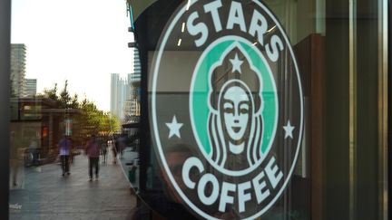 Stars Coffee, l'enseigne russe qui a repris les cafés&nbsp;Starbucks, le 18 août 2022. (MAXIM SHIPENKOV / EPA VIA MAXPPP)