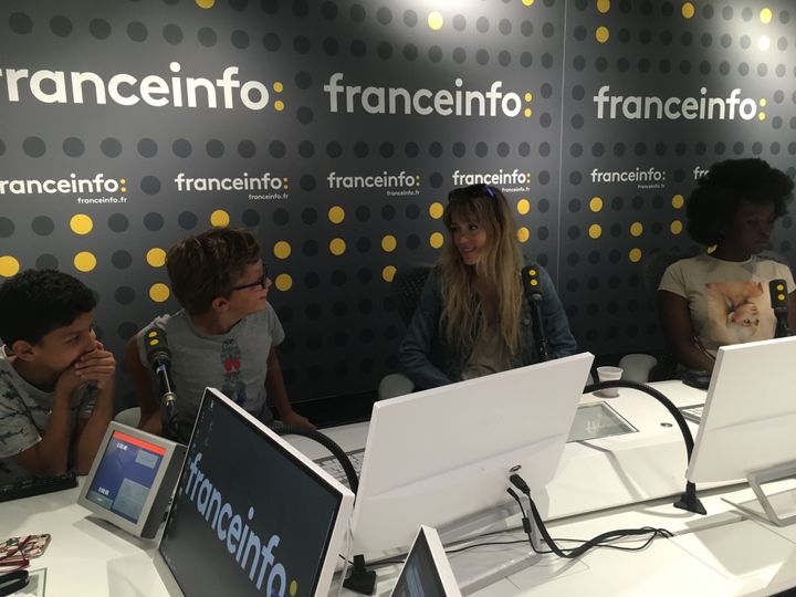 L'émission a été enregistrée dans un studio de franceinfo, à l'occasion d'un atelier d'éducation aux médias mené chaque mois par l'équipe de franceinfo junior. (FRANCEINFO / RADIOFRANCE)