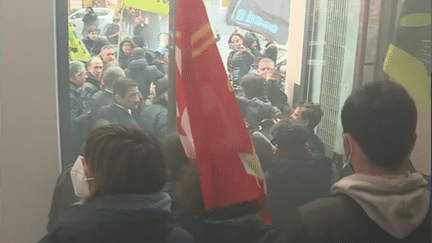 Des fumigènes rouges ont pendant quelques minutes inondé le hall d'entrée du siège parisien de la marque de luxe, où se trouve également une boutique.