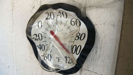 Une thermomètre fondu par les flammes dans une&nbsp;maison de&nbsp;Lower Lake (nord de San Francisco), le 16 août 2016. (JOSH EDELSON/AP/SIPA / AP)