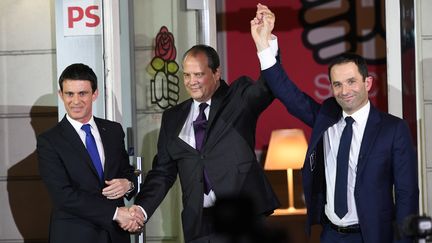 Manuel Valls, Jean-Christophe Cambadélis et Benoît Hamon, après le second tour de la primaire de la gauche, le 29 janvier 2017, devant le siège du PS, à Paris.&nbsp; (ERIC FEFERBERG / AFP)