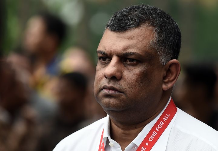 Le pr&eacute;sident du groupe AirAsia, Tony Fernandes, s'appr&ecirc;te &agrave; assister &agrave; une conf&eacute;rence de presse concernant la disparition du vol QZ8501, &agrave; Surabaya (Indon&eacute;sie), le 29 d&eacute;cembre 2014. (MANAN VATSYAYANA / AFP)