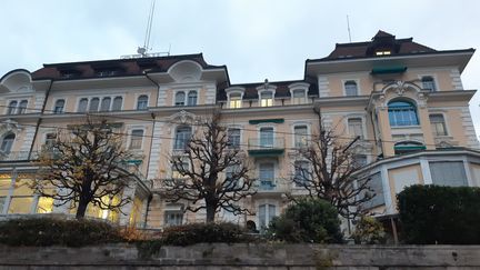 La clinique privée Cecil du groupe&nbsp;Hirslanden, à Lausanne, en décembre 2022. (SOLENNE LE HEN / FRANCEINFO)