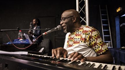 Ray Lema sur scène le 13 juin 2019 à Kinshasa, avec son groupe au Jazzkiff Festival (JOHN WESSELS / AFP)