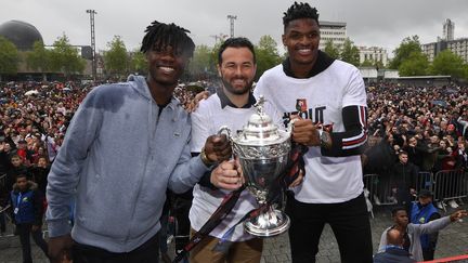 Eduardo Camavinga, Mathieu Le Scornet et Gerzino Nyamsi&nbsp;lors de la célébration&nbsp;sur l'esplanade&nbsp;Charles-de-Gaulle à Rennes pour la victoire en Coupe de France, dimanche 28 avril 2019. (DAMIEN MEYER / AFP)