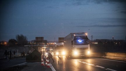 Des migrants sur la route qui mènent au port de Calais (Pas-de-Calais), le 29 février 2016. (JULIEN PITINOME / NURPHOTO / AFP)