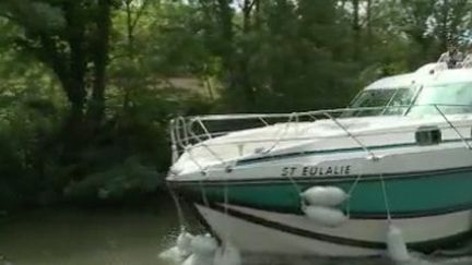 De nombreux Français profitent, partout en France, du long week-end de l'Ascension. Le tourisme fluvial a repris sur le Canal du Midi, il faut juste être initié pour partir en croisière quelques jours. (FRANCE 3)