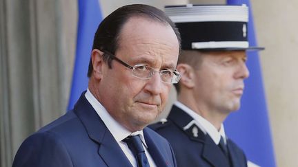 Le pr&eacute;sident de la R&eacute;publique, Fran&ccedil;ois Hollande, sur le perron de l'Elys&eacute;e, le 28 octobre 2013. (JACQUES BRINON / AP / SIPA)