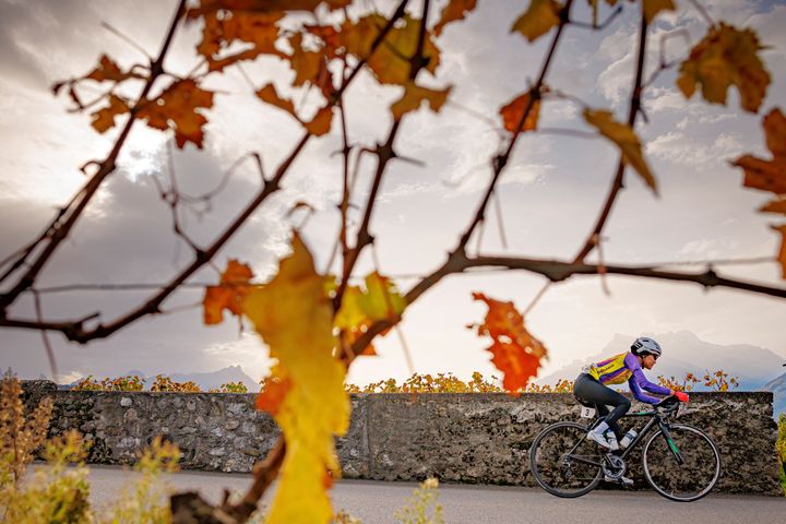 Masomah Ali Zada lors des championnats d'Afghanistan de cyclisme sur route, organisés à Aigle, en Suisse, en 2022. (VALENTIN FLAURAUD / AFP)