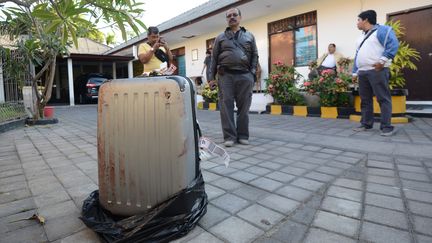 La victime, &acirc;g&eacute;e de 62 ans, &eacute;tait en partie d&eacute;nud&eacute;e et portait des traces de blessures &agrave; la t&ecirc;te, a indiqu&eacute; mercredi 13 ao&ucirc;t la police locale. (SONNY TUMBELAKA / AFP)