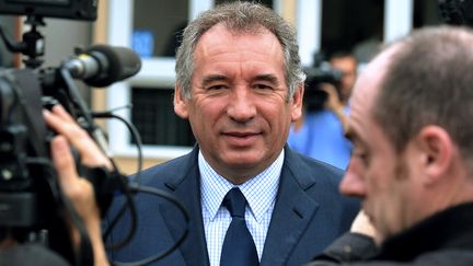 Fran&ccedil;ois Bayrou, candidat MoDem dans la 2e circonscription des Pyr&eacute;n&eacute;es-Atlantiques, quitte son bureau de vote &agrave; Pau,&nbsp;le 17 juin 2012. (PIERRE ANDRIEU / AFP)