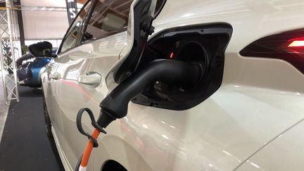 Une voiture électrique en recharge.&nbsp; (JULES HAUSS / FRANCE-BLEU SUD LORRAINE)