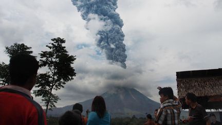 Des habitants observent le volcan&nbsp;Sinabung en &eacute;ruption sur l'&icirc;le de Sumatra (Indon&eacute;sie), le 5 novembre 2013. (AFP)