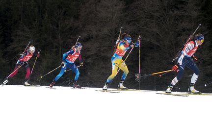 Ingrid Landmark Tandervold, Julia Simon, Linn Persson et&nbsp;Susan Dunklee dans l'épreuve du relais mixte à Nove Mesto, le 14 mars 2021. (MICHAL CIZEK / AFP)