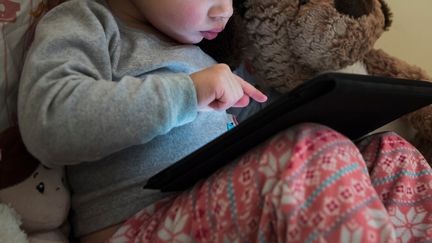 En Angleterre, les enfants ont de plus en plus de mal à tenir un crayon, s'alarment des professionels de santé. Une situation que connaît aussi la France, explique une spécialiste à franceinfo.&nbsp; (MIKE TITTEL / CULTURA CREATIVE / AFP)