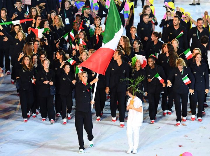 La nuotatrice Federica Pellegrini, portabandiera della squadra azzurra durante la cerimonia di apertura dei Giochi Olimpici di Rio (Brasile), 5 agosto 2016. (FRANCK FIFE/AFP)