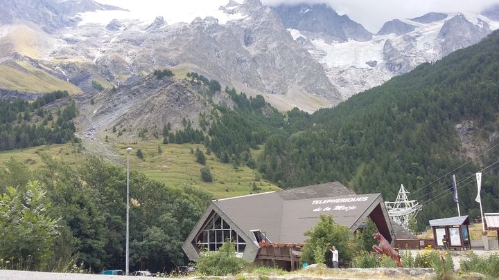 &nbsp; (Des navettes en hélicoptère ont été mises en place début juillet pour permettre aux riverains isolés de se rendre à leur travail. © France Info / Rémi Ink)