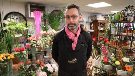 Stéphane Terrat est fleuriste à Châteaudun depuis un an et demi. (ANTOINE DEIANA / FRANCEINFO)