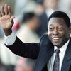 L'ancien numéro 10 de la sélection du Brésil, qui a également occupé notamment le poste de ministre des Sports, Pelé, tout sourire, le 11 mars 1995. (OMAR TORRES / AFP)