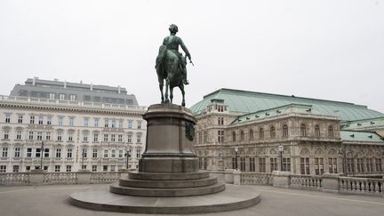 La statue de l'empereur François-Joseph Ier à l'extérieur de la galerie d'art Albertina qui surplombe l'Opéra d'État de Vienne, en Autriche, le 22 novembre 2021.&nbsp; (JOE KLAMAR / AFP)