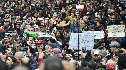 Manifestation à Alger, le 17 décembre 2019.&nbsp; (RYAD KRAMDI / AFP)