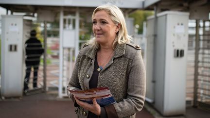 La présidente du FN, Marine Le Pen, distribue des tracts devant une usine de Douvrin (Pas-de-Calais), le 14 octobre 2015. (MAXPPP)