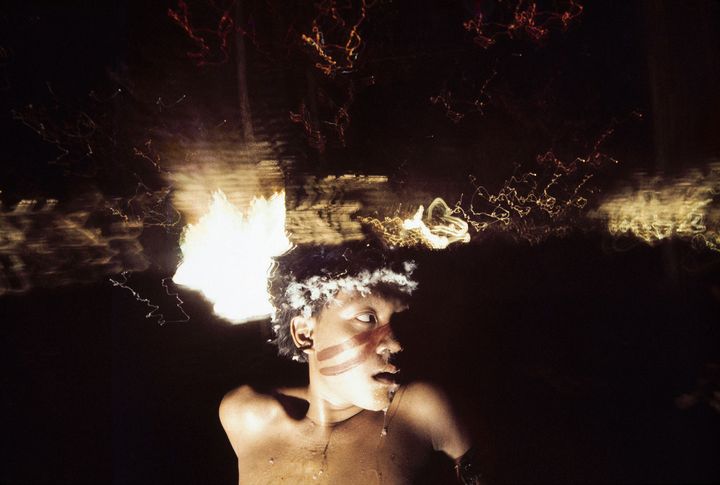 "Antônio Korihana thëri, jeune homme sous l’effet de la poudre hallucinogène yãkoana", Catrimani, Roraima, 1972-1976. (© Claudia Andujar)