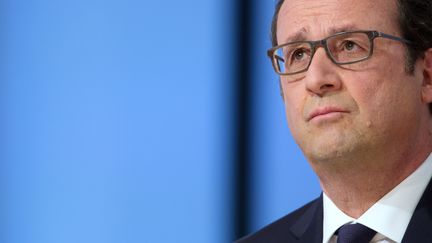 Fran&ccedil;ois Hollande &eacute;coute une question sur le plateau de l'&eacute;mission Le Suppl&eacute;ment, le 19 avril 2015, sur Canal+.&nbsp; (PHILIPPE WOJAZER / AFP)