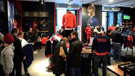 La boutique du PSG, &agrave; Paris, le 16 novembre 2012. (FRANCK FIFE / AFP)