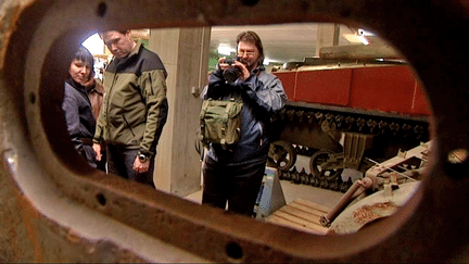 Les développeurs de World of Tanks observent les chars du Normandy Tank Museum
 (France 3)