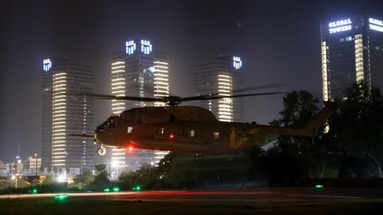 Un hélicoptère israélien avec, à son bord, des otages libérés, se prépare à atterrir à proximité du centre médical Schneider de Tel-Aviv, le 24 novembre 2023. (JACK GUEZ / AFP)