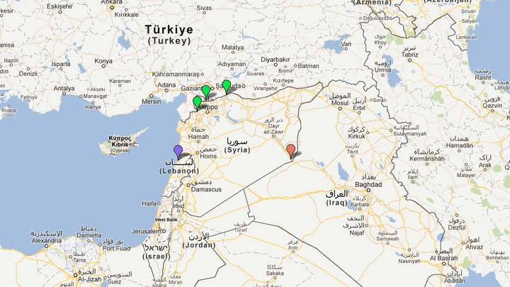 Capture d'&eacute;cran d'une carte de la Syrie.&nbsp;Les rep&egrave;res vert repr&eacute;sentent les postes-fronti&egrave;res avec la Turquie&nbsp;contr&ocirc;l&eacute;s par les rebelles, le rouge celui avec l'Irak et le rep&egrave;re violet l'h&ocirc;pital libanais qui accueille des Syriens bless&eacute;s. (FTVI)