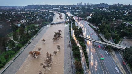 Une vue aérienne de la rivière Los Angeles gonflée par les eaux de ruissellement, le 5 février 2024, en Californie (Etats-Unis). (MARIO TAMA / GETTY IMAGES NORTH AMERICA / AFP)