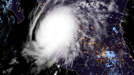 Une image satellite de l'ouragan Roslyn au-dessus du Mexique, le 23 octobre 2022, prise par l'agence météorologique américaine NOAA. (JOSE ROMERO / NOAA / RAMMB / AFP)