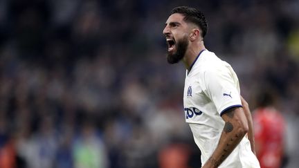 Samuel Gigot célèbre son but lors de Marseille-Lyon en Ligue 1, le 6 novembre 2022. (GUILLAUME HORCAJUELO / AFP)