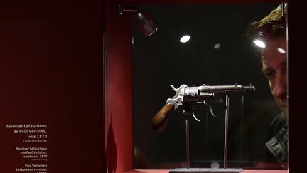 Le pistolet qui a failli tuer Rimbaud, visible aux Beaux-Arts de Mons (Belgique), le 27 octobre 2015, dans une exposition consacrée à Paul Verlaine.  (EMMANUEL DUNAND / AFP)