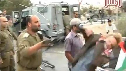 Capture d'&eacute;cran de la vid&eacute;o qui montre un officier isra&eacute;lien frapper un militant pro-palestinien, dimanche 15 avril 2012 en Cisjordanie. (YOUTUBE / FTVI)