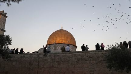 Jérusalem abrite à quelques centaines de mètres de distance entre les murs de la Vieille ville des sites saints pour des milliards d'individus (ici la mosquée&nbsp;al-Aqsa). (AHMAD GHARABLI / AFP)