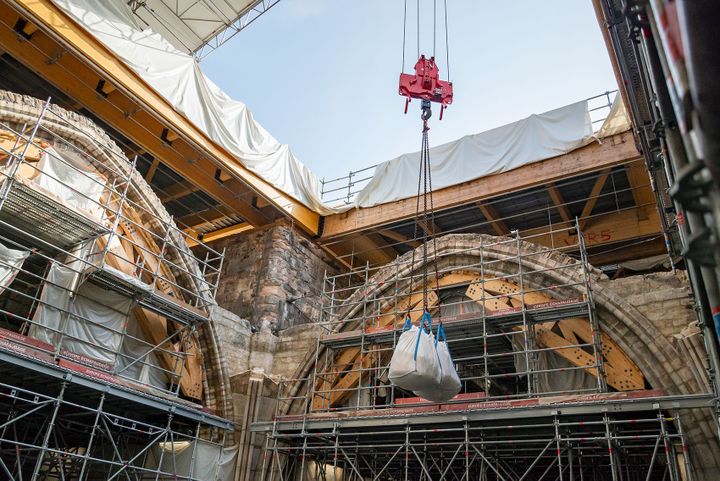 Blocs du jubé, sortis par les airs à l'aide d'une grue, le 28 mars 2022. (DENIS GLIKSMAN / INRAP)