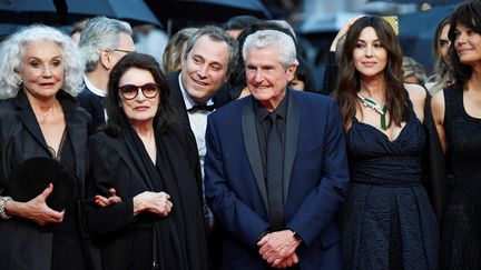 Claude Lelouch arrive sur le tapis rouge aux côtés des actrice Anouk Aimée, Monica Bellucci et Marianne Denicourt.&nbsp; (CHRISTOPHE SIMON / AFP)