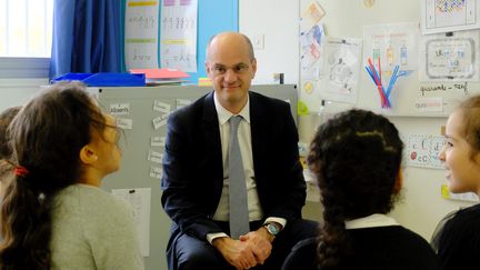 Le ministre de l'Education nationale, Jean-Michel Blanquer, face aux élèves de l'école primaire Daniel-Faucher, à Toulouse, le 24 novembe 2017. (MAXPPP)