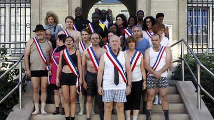 Le maire EELV de L'Ile-Saint-Denis (Seine-Saint-Denis) pose en petite tenue avec certains de ses conseillers municipaux, le 29 novembre 2014, pour d&eacute;noncer la baisse de la dotation budg&eacute;taire affect&eacute;e par l'Etat aux collectivit&eacute;s locales. (ELIOT BLONDET / AFP)