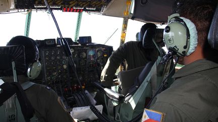 Des militaires philippins scrutent la mer de Chine m&eacute;ridionale, le 11 mars 2014, &agrave; la recherche de traces du Boeing de Malaysia Airlines. (ARMEE PHILIPPINE / AFP)