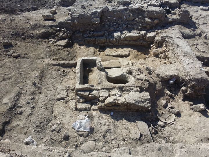 Vestiges de la fontaine qui alimentait en eau le quartier d'Ucetia
 (Ph. H.)